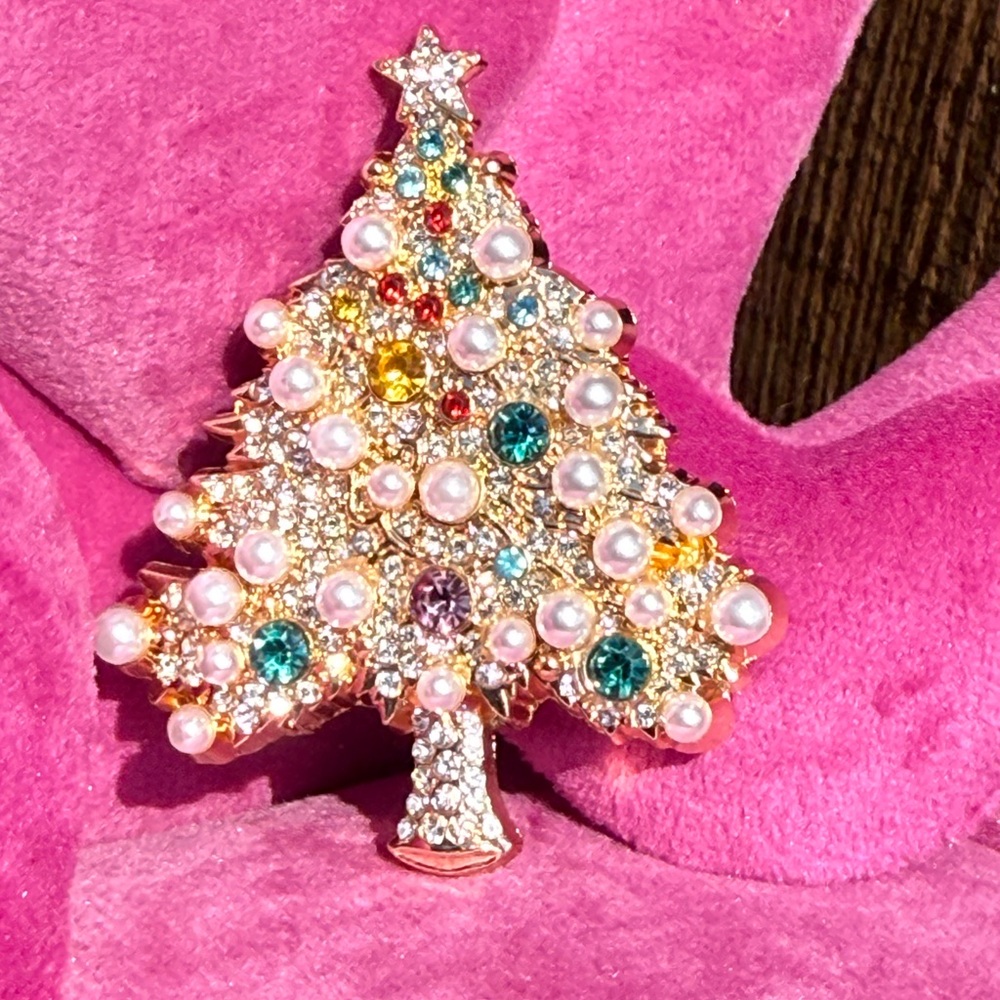 NWT! Elegant Christmas Tree Brooch Peals Rhinestones Holiday Pins - Picture 1 of 3